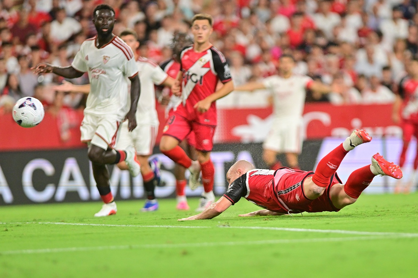 El cuarto árbitro anuló el gol de Isi en el Sevilla – Rayo Vallecano