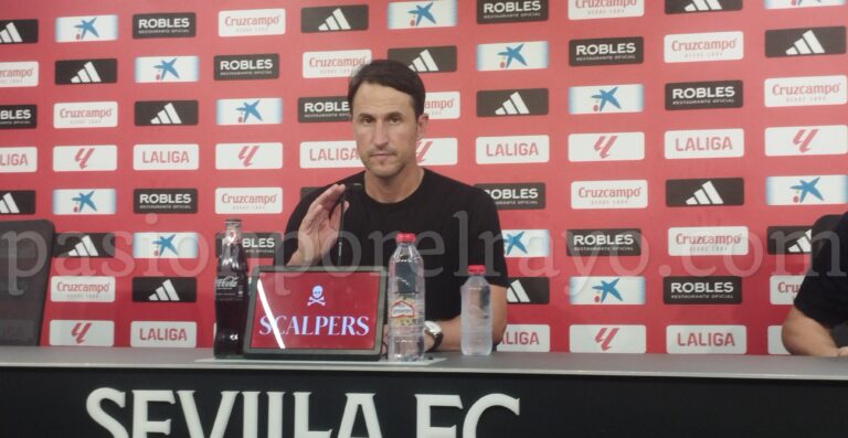 Beñat San José, en la rueda de prensa del Sevilla - Rayo Vallecano
