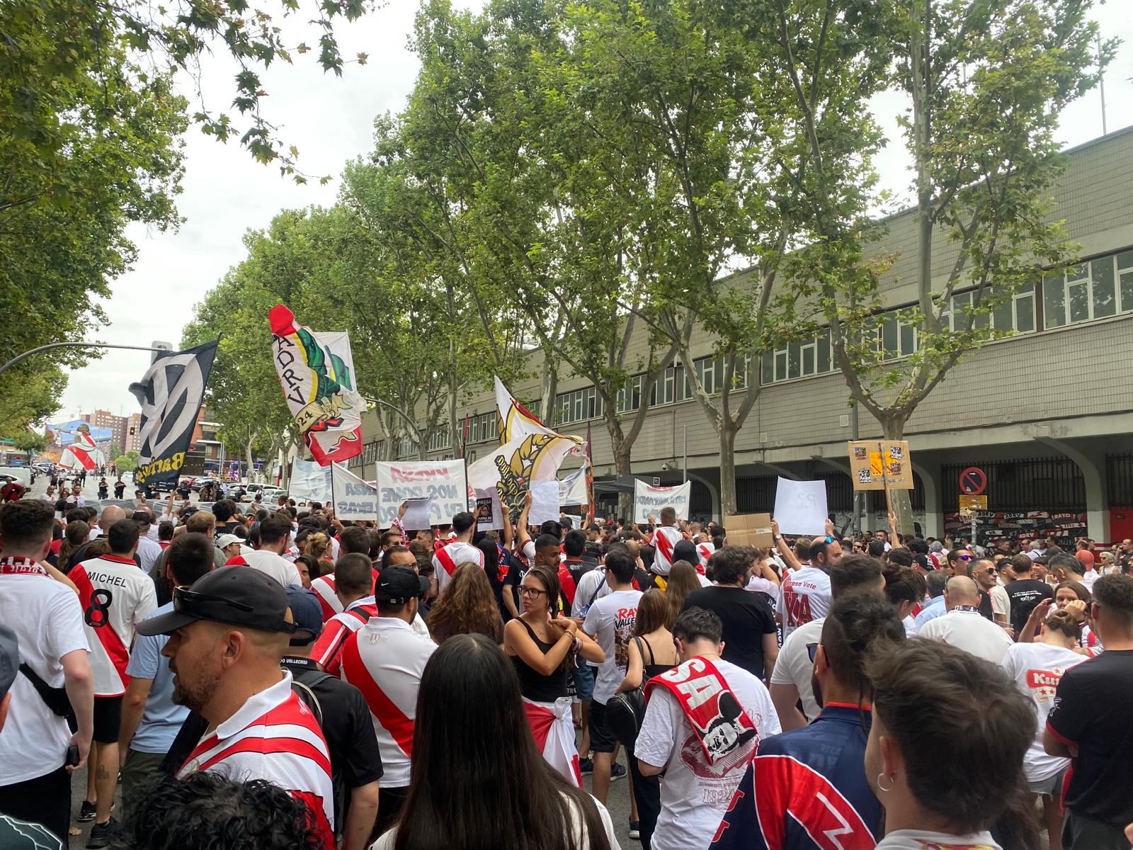Manifestación rayismo contra Presa