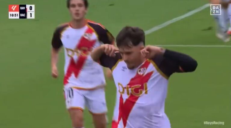 Ratiu, tras lograr su gol contra el Racing de Santander