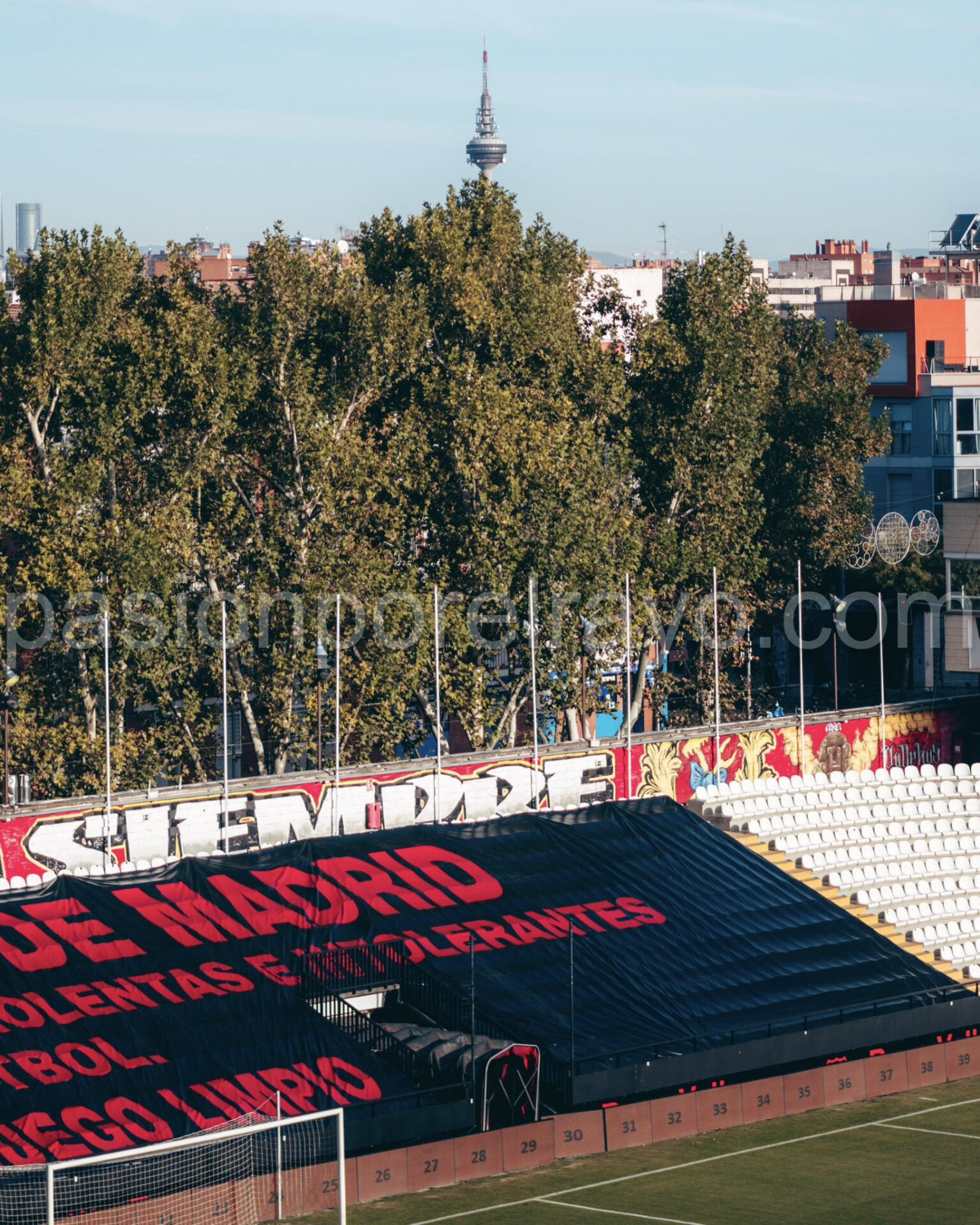 El fondo del estadio de Vallecas, tapado con una lona 2 Foto del estadio de Vallecas (c) Pasión por el Rayo
