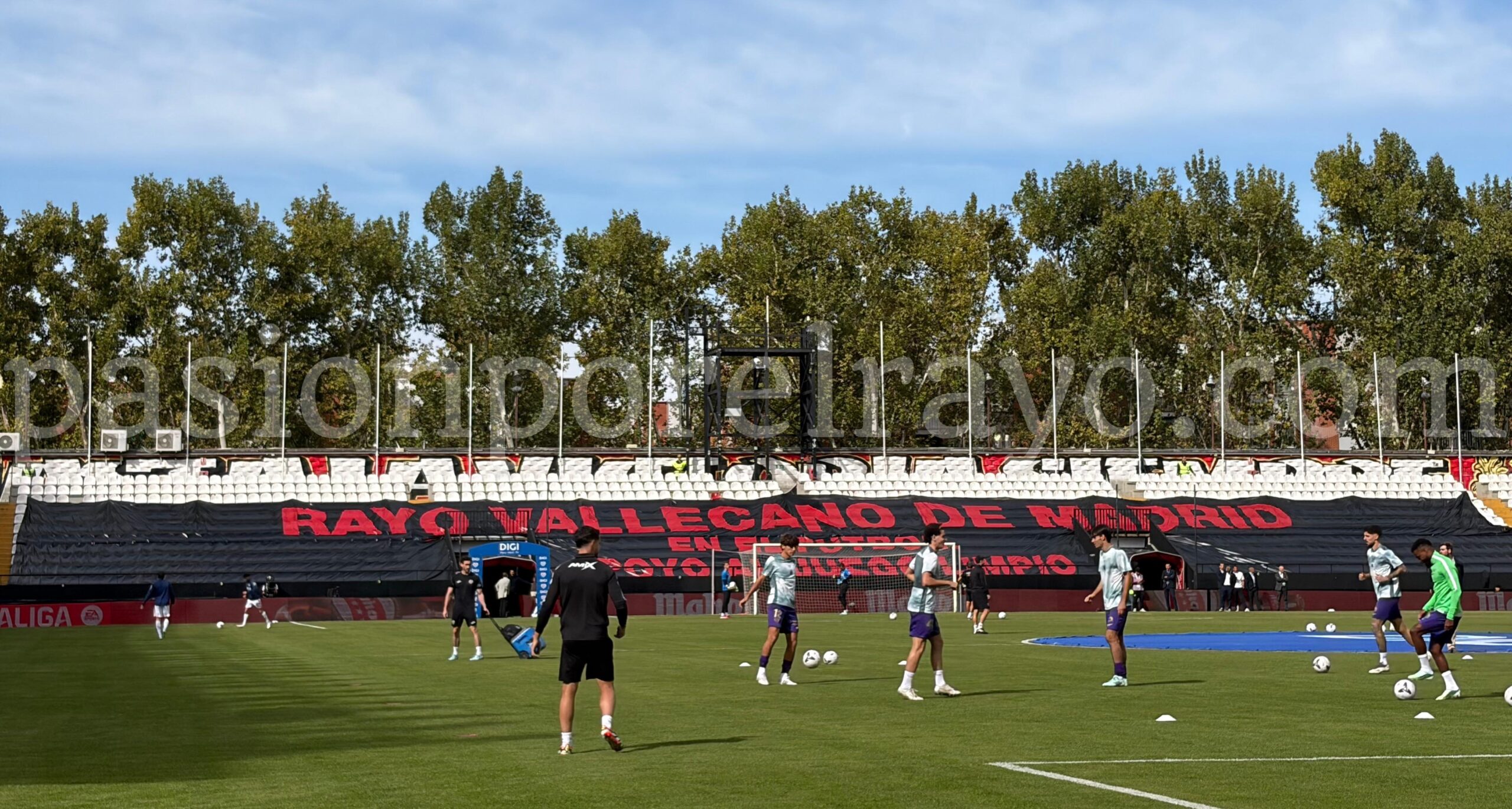 El fondo del estadio de Vallecas, tapado con una lona