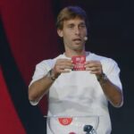 Canales con la bola del Rayo Vallecano en el sorteo de Copa